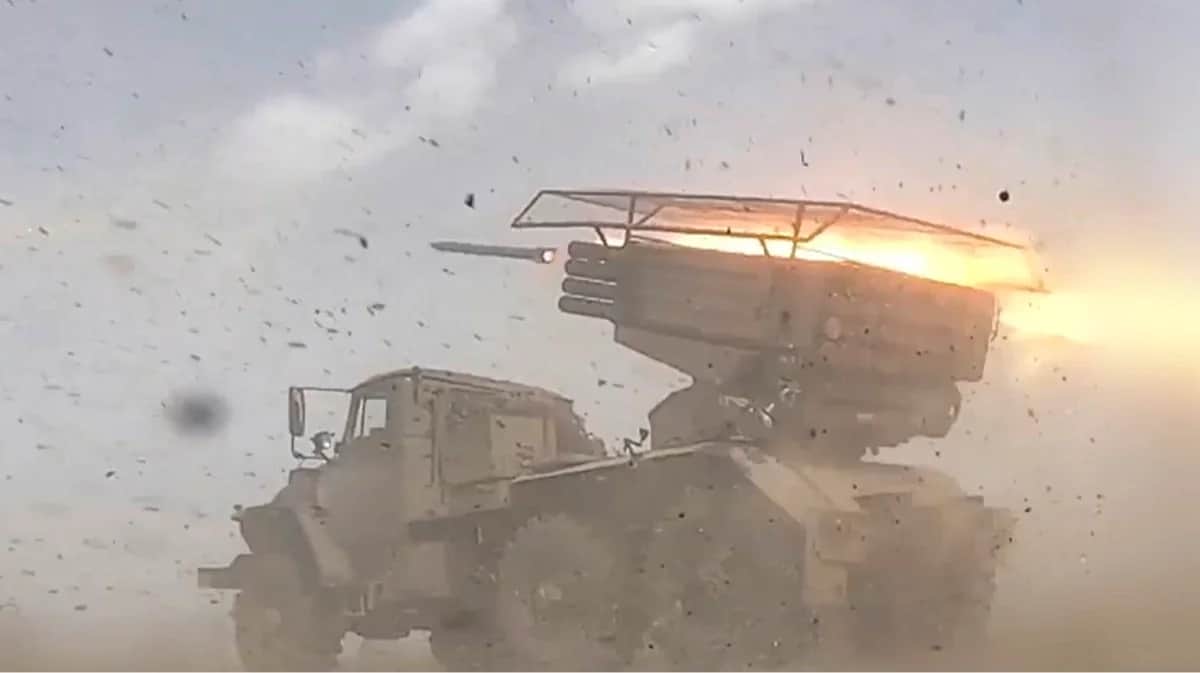 Российские военнослужащие стреляют по украинским позициям из реактивной системы залпового огня БМ-21 «Град». Фото: Пресс-служба Министерства Обороны РФ / EPA-EFE