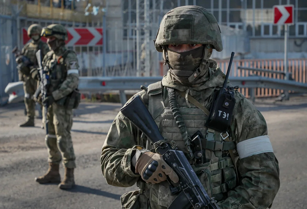 Russian soldiers at the Kakhovka dam, 20 May 2022. Photo: Sergey Ilnitsky / EPA-EFE