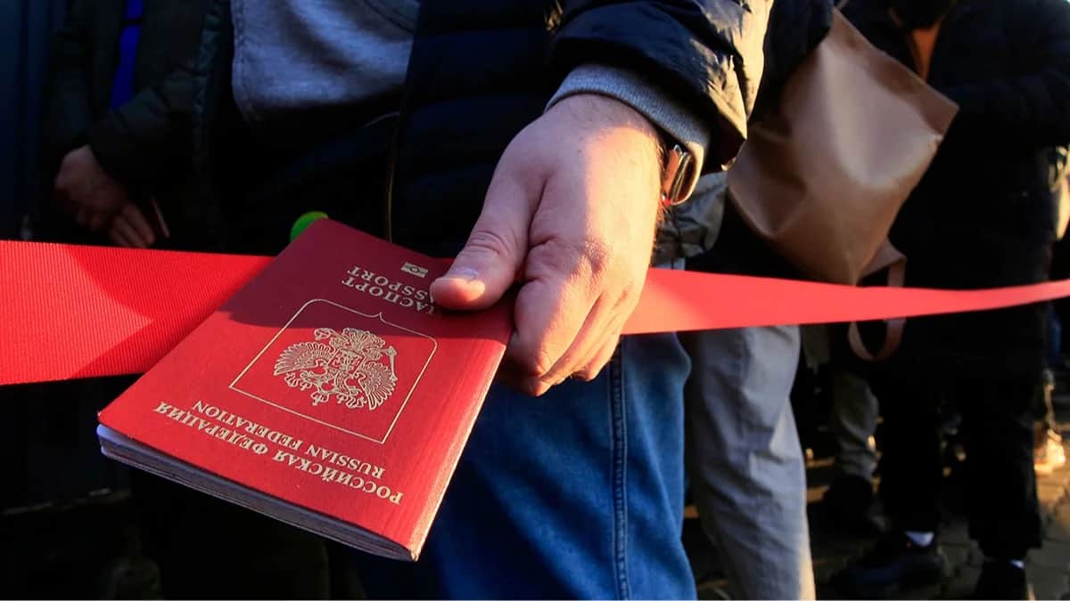Мужчина держит в руках свой российский паспорт, стоя в очереди у российского посольства во время президентских выборов в России, Алматы, Казахстан, 17 марта 2024 года. Фото: Руслан пряников / AFP / Scanpix / LETA