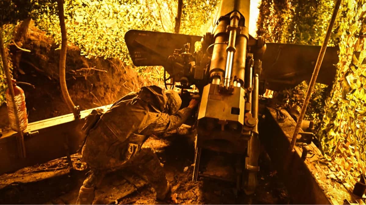 Российский военнослужащий ведет огонь из пушки в Донецкой области, Украина, 18 марта 2026 года. Фото: Станислав Красильников / Спутник / Imago Images / Scanpix / LETA