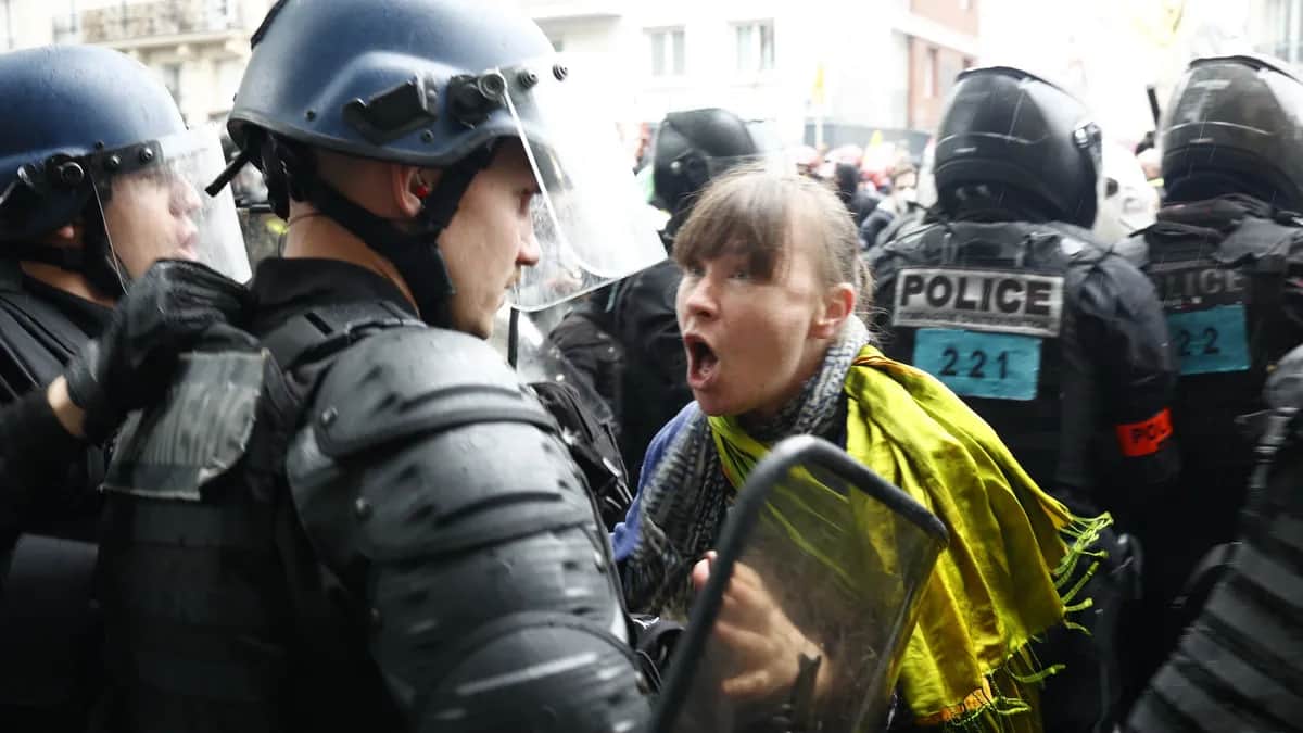 Столкновения между полицией и протестующими во время первомайской демонстрации. Париж, Франция, 1 мая 2023 г. Фото: Lafargue Raphael/ABACA via Reuters