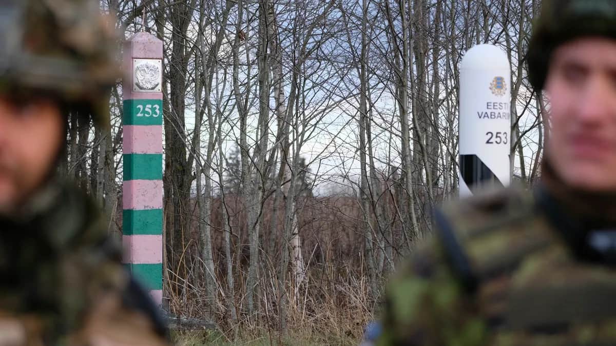 Estonian soldiers stand in front of the Estonian–Russian border during military exercises in Meremae, Estonia, 20 November 2021. Photo: EPA / Valda Kalnina