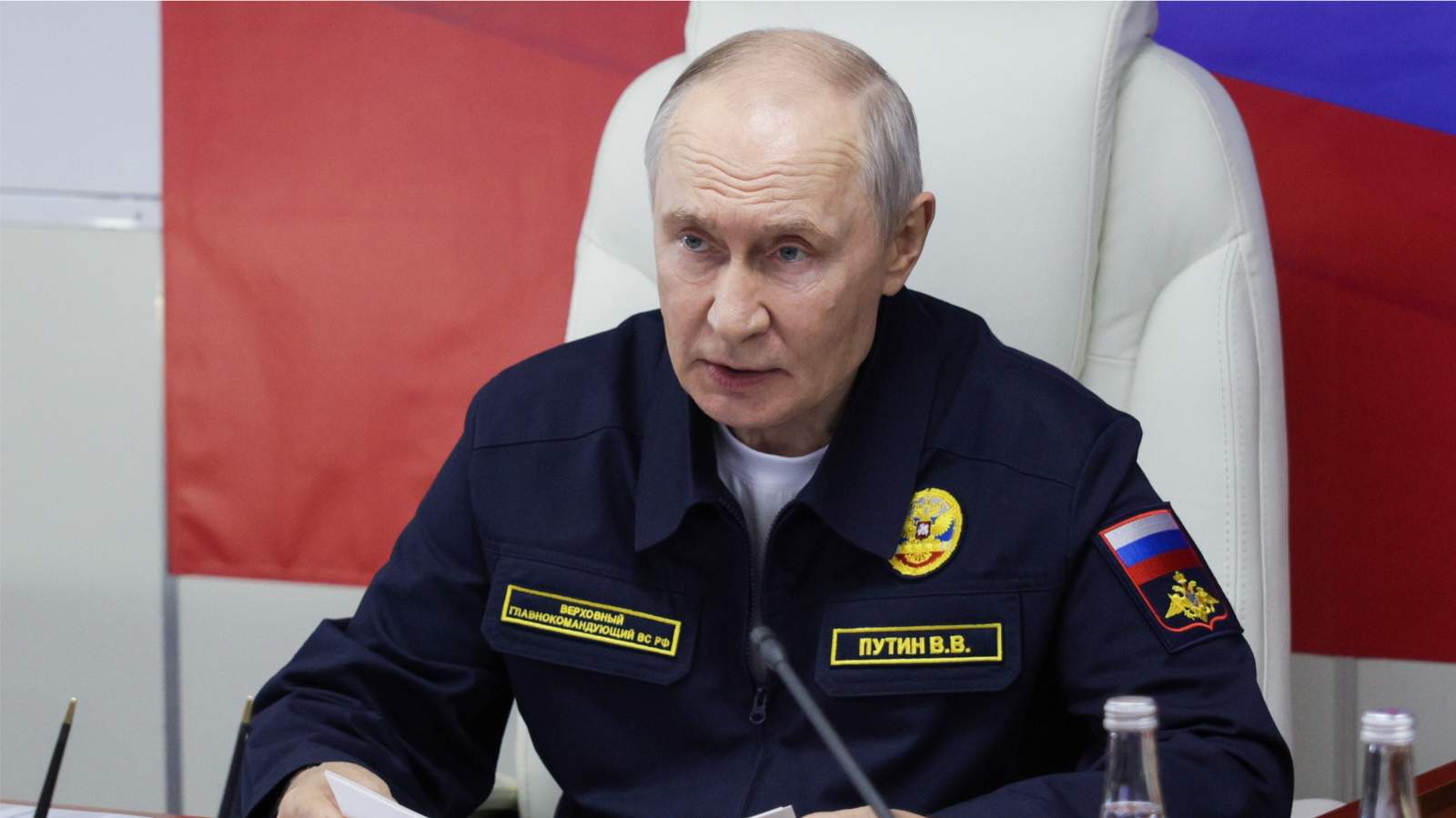 Владимир Путин на борту крейсера «Варяг» во время учений у побережья Сахалинской области. Фото: Gavriil Grigorov / Kremlin pool / EPA
