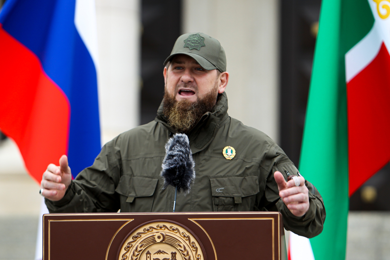 Рамзан Кадыров выступает перед военнослужащими во время смотра войск и военной техники в Грозном, 25 февраля 2022 года. Фото: Musa Sadulayev / AP / Scanpix / LETA