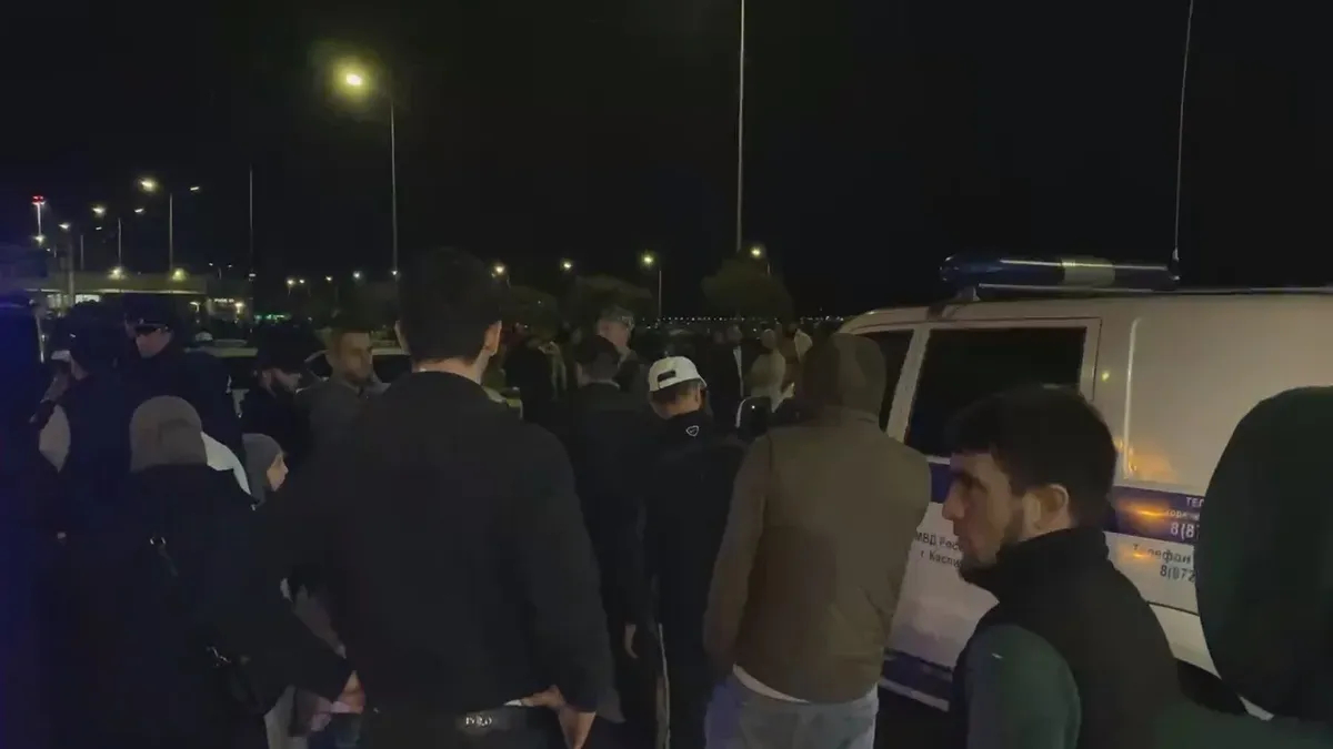 Полицейские общаются с протестующими в аэропорту Махачкалы 29 октября 2023 г. Фото @askrasul / Telegram