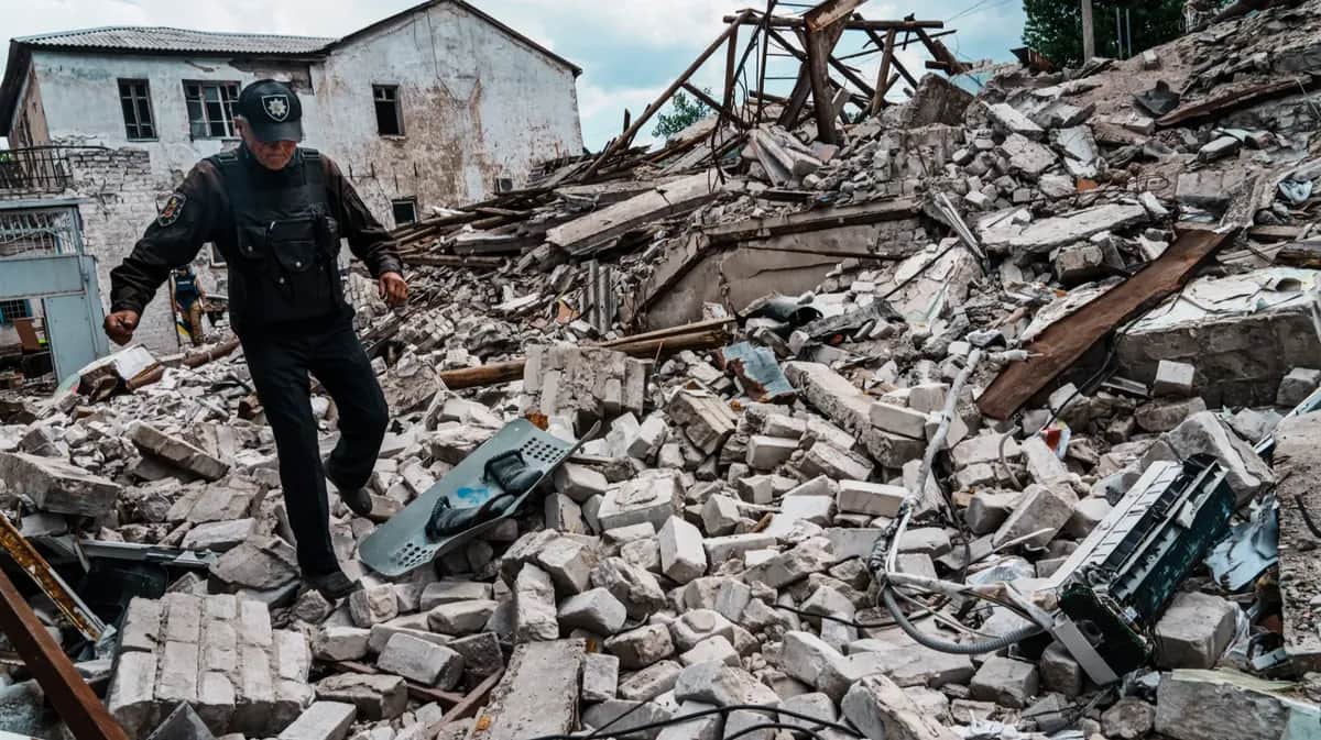 Последствия боевых действий в Лисичанске. Фото: Marcus Yam / Los Angeles Times / Getty Images