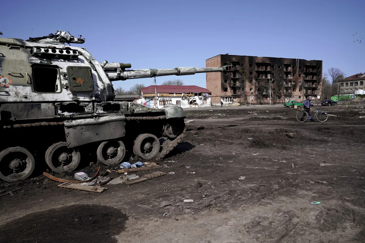 Разрушенная российская военная техника на улице Тростянца, Сумская область, Украина, 15 апреля 2022 года. Фото: Anna Voitenko / Ukrinform / NurPhoto / Shutterstock / Rex Features / Vida Press