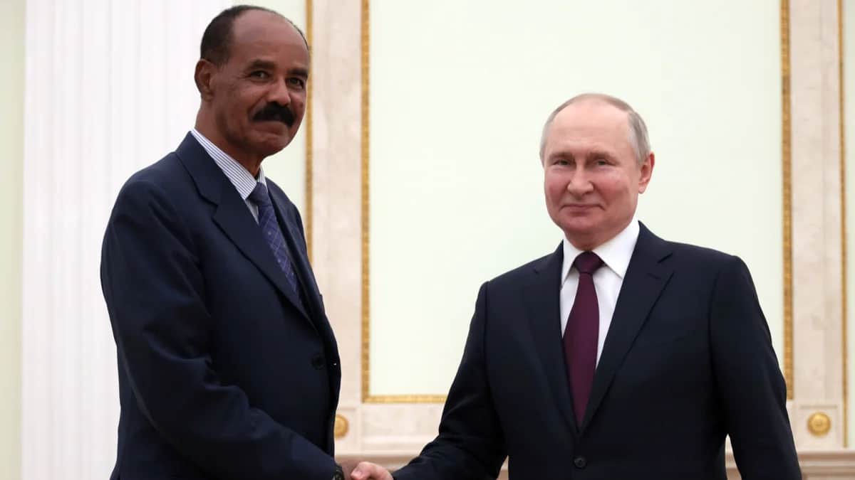 Владимир Путин (справа) пожимает руку президенту Эритреи Исайясу Афеворку (слева) во время их встречи в Кремле в Москве,&nbsp; 31 мая 2023 года. Это первый официальный визит президента Эритреи в Россию. Афверки занимает пост президента уже 30 лет с момента обретения независимости от Эфиопии 24 мая 1993 года.&nbsp; Фото: Михаил Метцель / Спутник / EPA-EFE