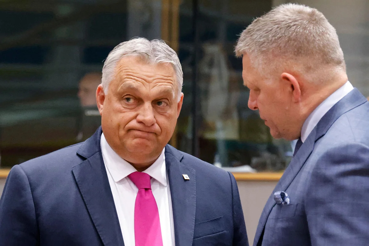 Виктор Орбан и Роберт Фицо перед началом саммита лидеров ЕС в здании Европейского совета в Брюсселе, Бельгия, 26 октября 2023 года. Фото: Ludovic Marin / AFP / Scanpix / LETA