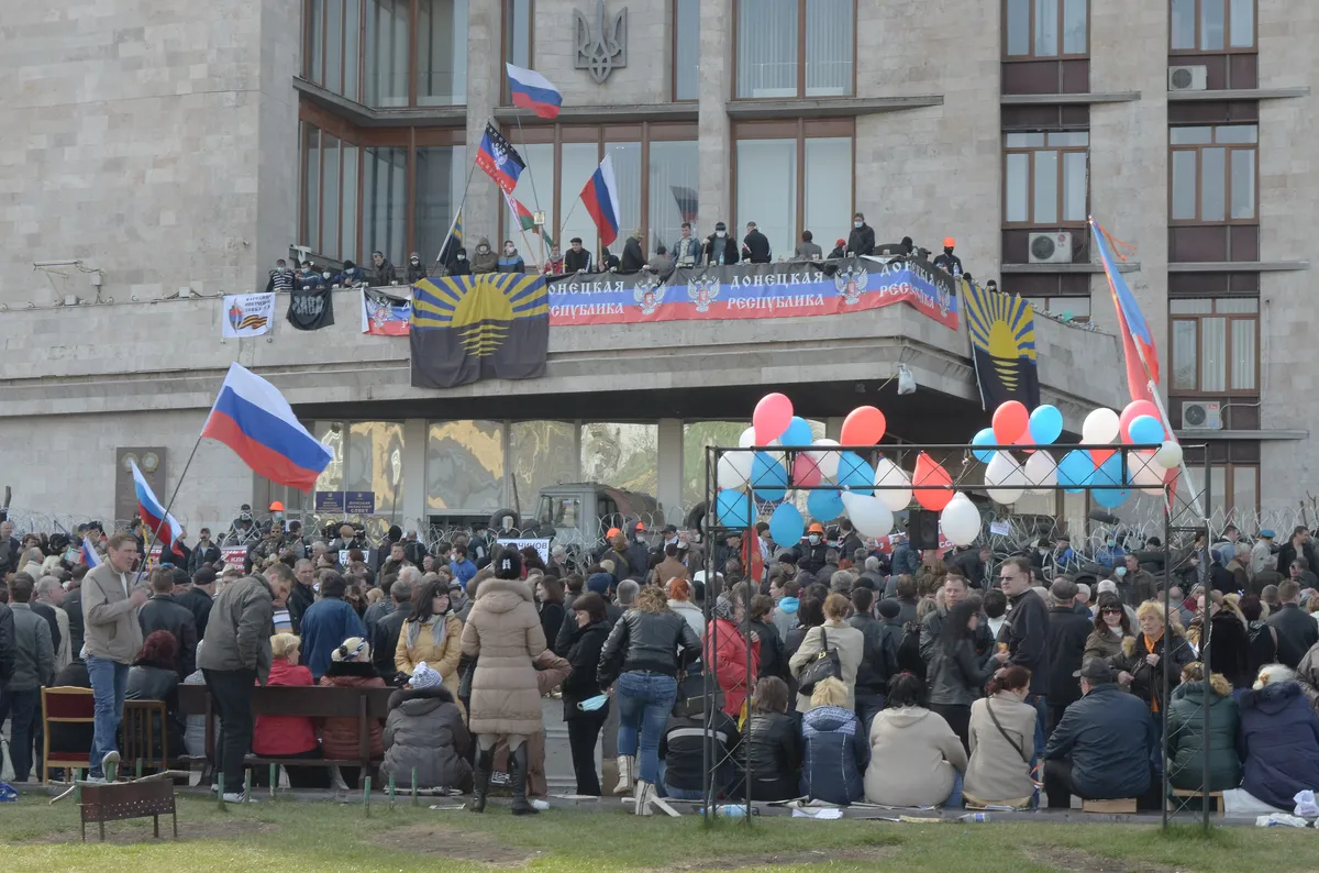 Митинг возле захваченного здания Донецкой ОГА, проходивший 7 апреля 2014 года. Фото: <a href="https://commons.wikimedia.org/w/index.php?curid=32050607">Wikimedia Commons</a>, CC BY-SA 3.0