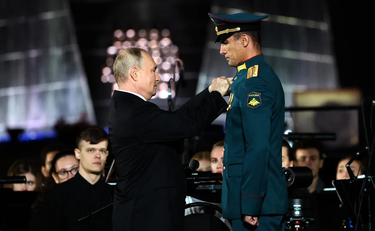 Владимир Путин во время награждения военных на церемонии в честь 80-летия битвы на Курской дуге. Фото: Kremlin.ru