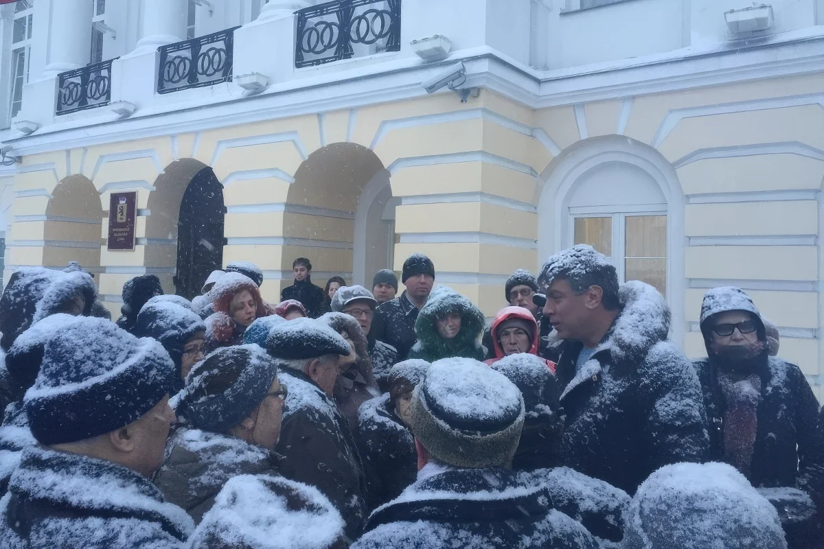 Со сторонниками у входа в Ярославскую областную думу в день голосования по отмене выборов мэра города, 12 декабря 2014 года. Фото: Борис Немцов / VK