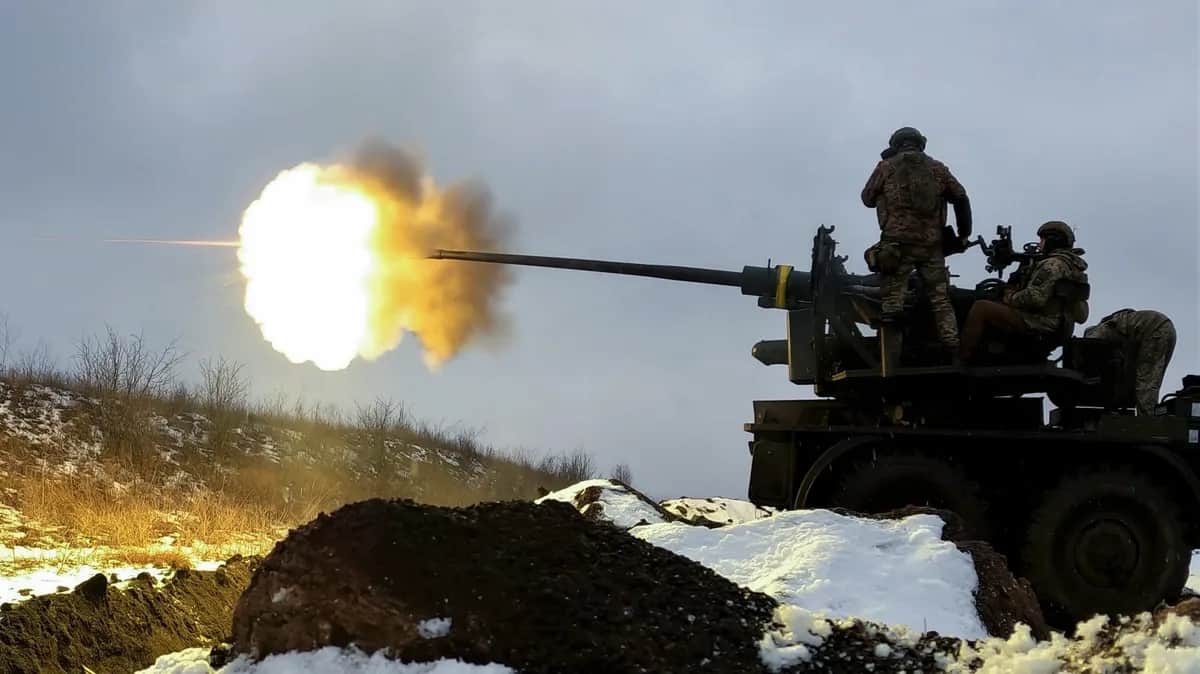 Ukrainian troops fire an anti-aircraft gun near Bakhmut in eastern Ukraine. Photo: EPA-EFE / SERGEY SHESTAK