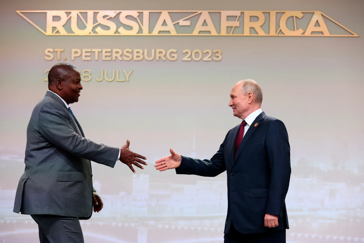 Президент Центральноафриканской Республики Фостен-Аршанж Уадера и Владимир Путин пожимают друг другу руки перед началом церемонии встречи лидеров делегаций на саммите «Россия-Африка» в Санкт-Петербурге, Россия, 27 июля 2023 года. Фото: Сергей Бобылев / ТАСС / AP / Scanpix / LETA