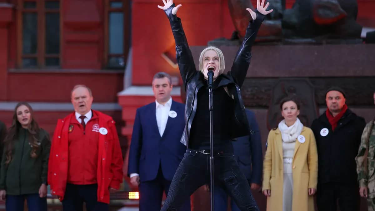 Певец Шаман (Ярослав Дронов) поет во время митинга сторонников президента Владимира Путина на Манежной площади перед Кремлем, 23 сентября 2022 года, в Москве. Фото: Getty Images