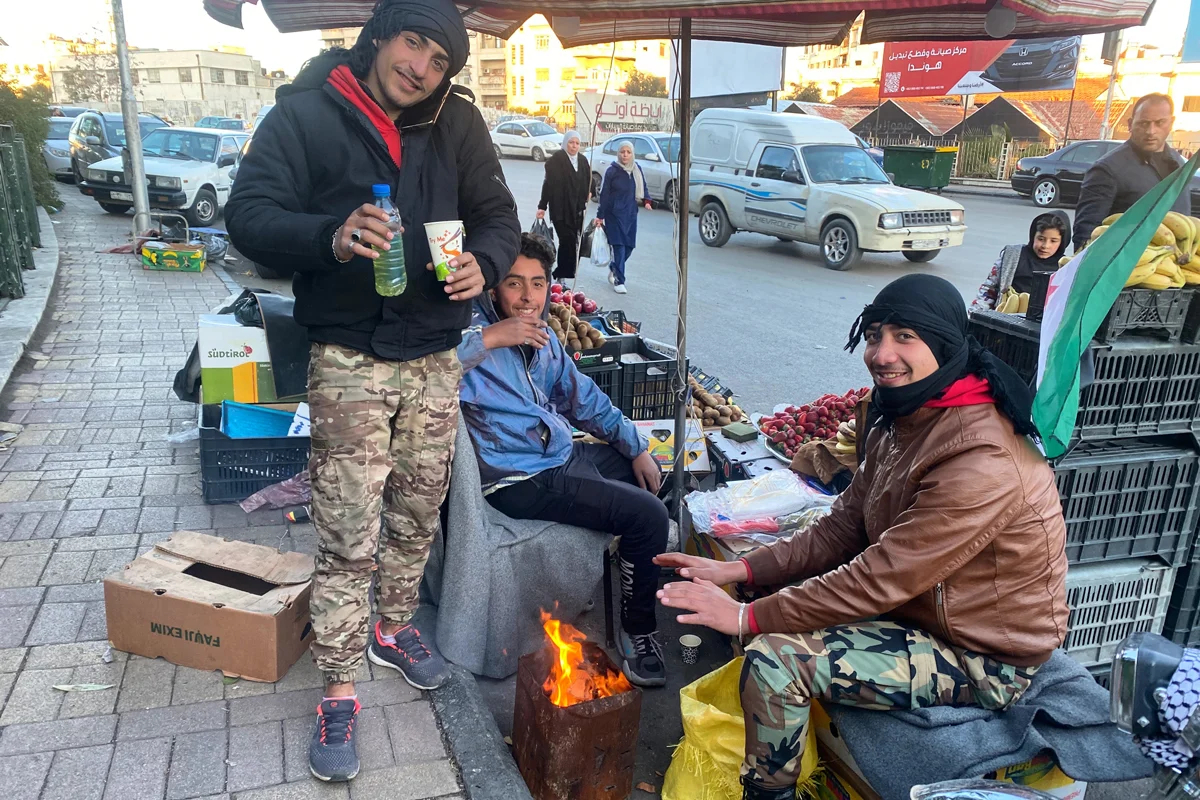Сирийцы греются у костра в холодную погоду