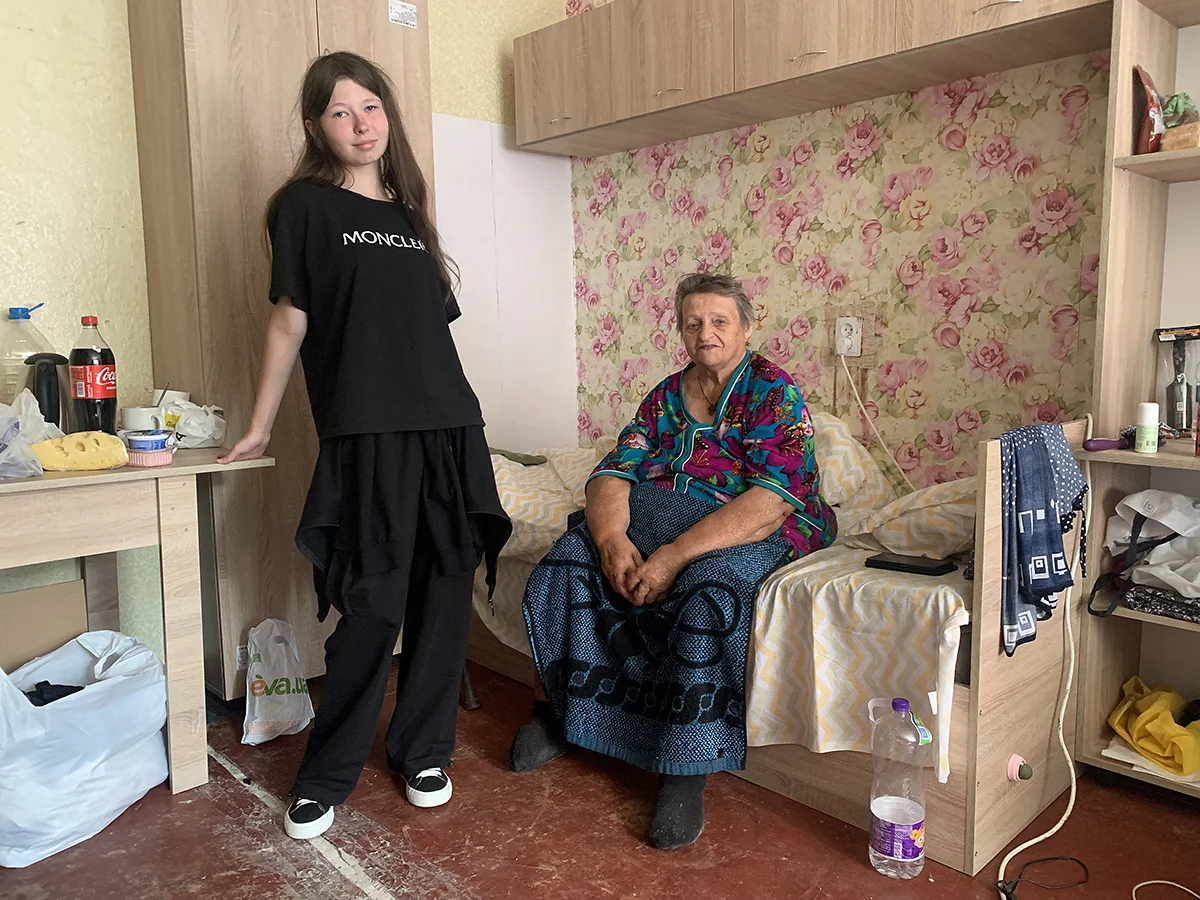 Алла Петровна с внучкой Лерой. Девочке скоро четырнадцать, она пишет стихи и хочет учиться играть на гитаре