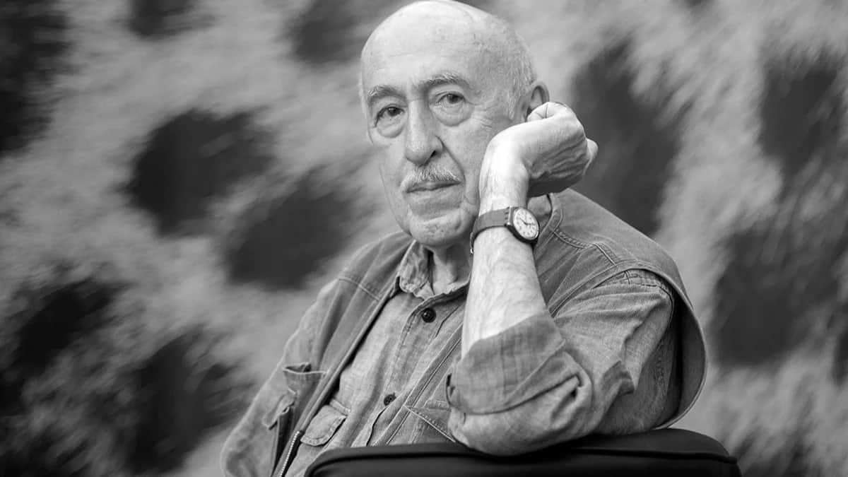 Грузино-французский режиссер Отар Иоселиани позирует во время фотосессии своего фильма "Chant d'hiver" на 68-м международном кинофестивале в Локарно, Швейцария, 09 августа 2015 года. Фото: Urs Flueeler / EPA