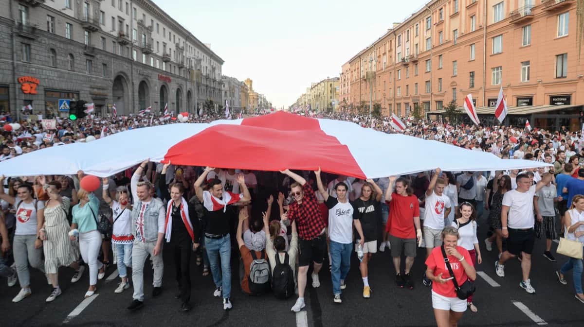 Митинге против полицейского насилия и итогов президентских выборов в Минске, Беларусь, 16 августа 2020 года. Фото: Yauhen Yerchak / EPA