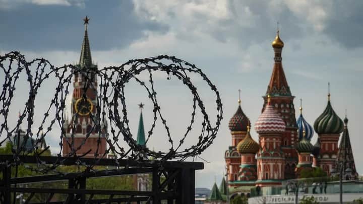 Barbed wire in front of the Kremlin and St. Basil’s Cathedral in Moscow, 21 May 2024. Photo: EPA-EFE/YURI KOCHETKOV