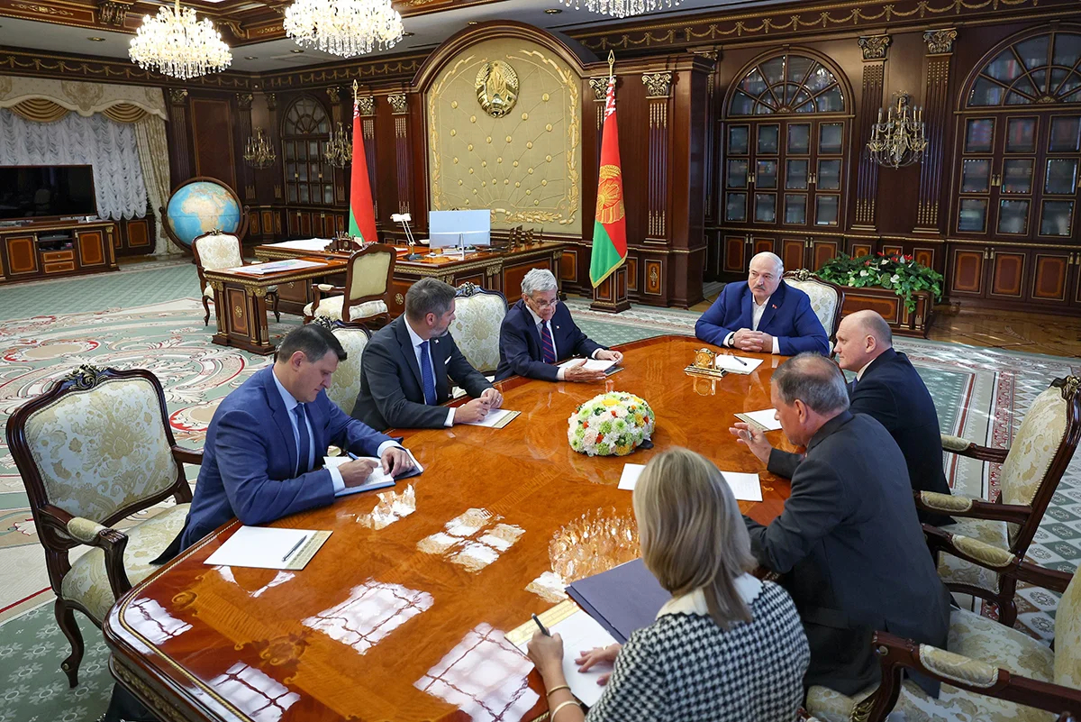Александр Лукашенко беседует с посланником президента США Джоном Коулом во время их встречи в Минске, Беларусь, 11 сентября 2025 года. Фото: EPA