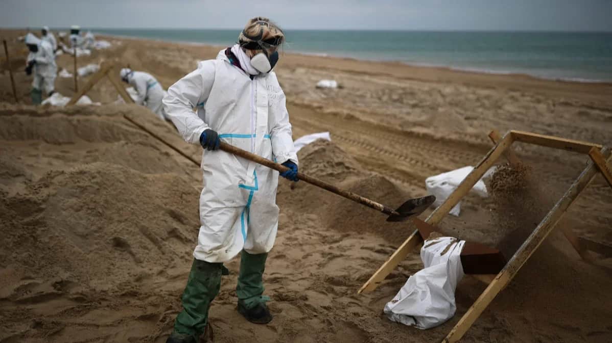 A volunteer cleans up a beach in Russia’s Krasnodar region following the Volgoneft oil spill in December 2024. Photo: IMAGO / SNA / Vitaly Timkiv / Scanpix