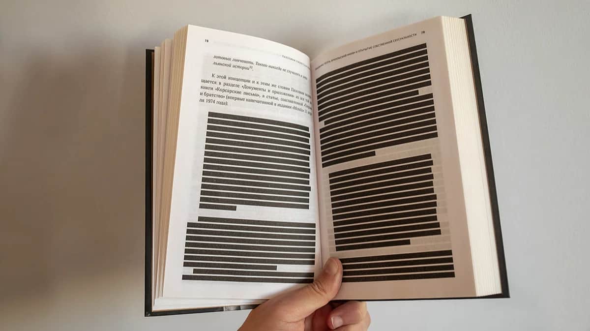 Разворот книги Роберто Карнеро «Умереть за идеи». Фото: Дмитрий Цыганов