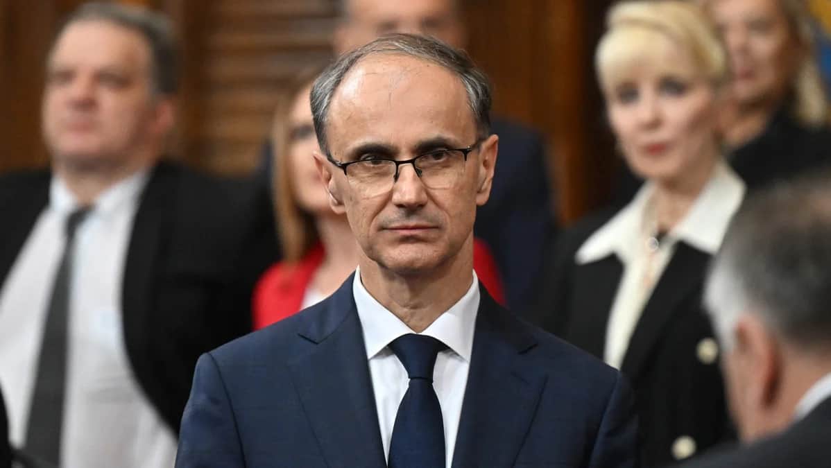 Новоназначенный премьер-министр Сербии Джуро Мацут принимает участие в церемонии присяги нового правительства Сербии в Белграде 16 апреля 2025 года. Фото: Oliver Bunic / AFP / Scanpix / LETA