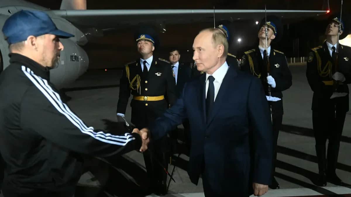 Released FSB officer Vadim Krasikov and Vladimir Putin at Moscow's Vnukovo Airport, 1 August 2024. Photo: Mikhail Voskresenskiy / Sputnik / Kremlin pool / EPA-EFE