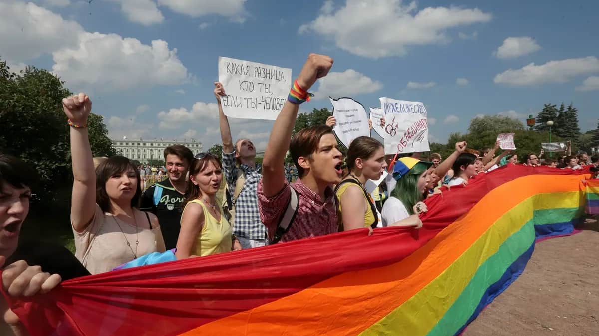 LGBT activists take part in a Pride event in St. Petersburg, 29 June 2013. Photo: EPA / ANATOLY MALTSEV