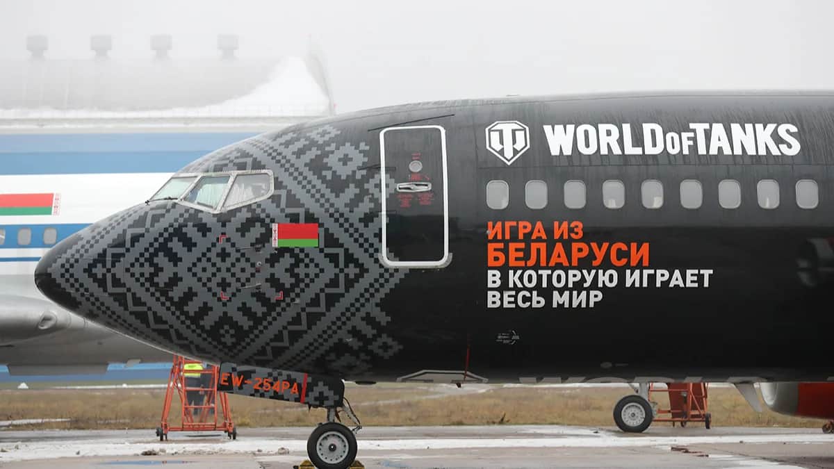 Cамолет авиакомпании «Белавиа» Boeing 737-300 под брендом World of Tanks в Национальном аэропорту Минска, Беларусь, 12 декабря 2018 года. Фото: Tatyana Zenkovich / EPA-EFE