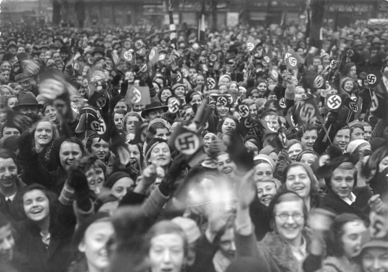 Local residents on the streets of Saar during the vote, 1935. Photo: Bundesarchiv