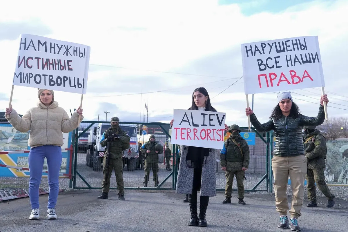 Акция протеста жителей Карабаха в Лачинском корридоре. Фото: <a href="http://facebook.com/photo.php?fbid=1414617506008177&amp;set=pb.100023798239360.-2207520000.&amp;type=3">Ani Balayan</a>