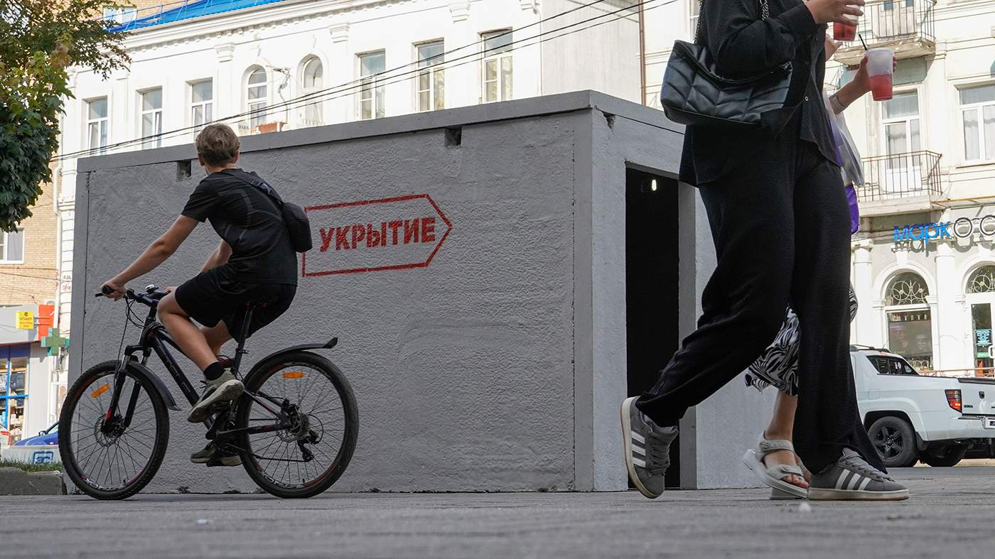 Люди проходят мимо железобетонного укрытия в центре Курска, Россия, 22 августа 2024 года. Фото: EPA