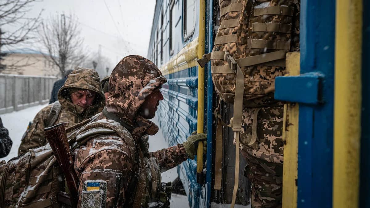 Украинские военнослужащие заходят в вагон поезда в Покровске, Украина, 8 января 2024 года. Фото: Ignacio Marin / Anadolu / Getty Images
