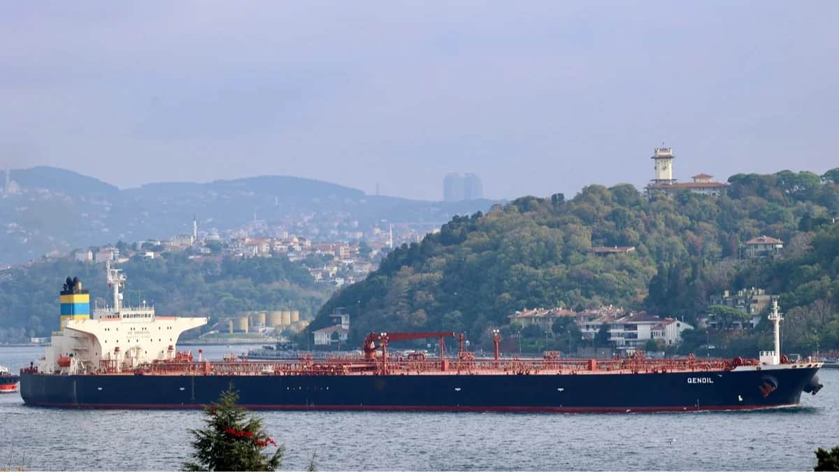 <span>Нефтяной танкер Qendil проходит через пролив Босфор по пути в Средиземное море, Стамбул, Турция, 6 ноября 2025 года. Фото: Yoruk Isik / Reuters / Scanpix / LETA</span><br>