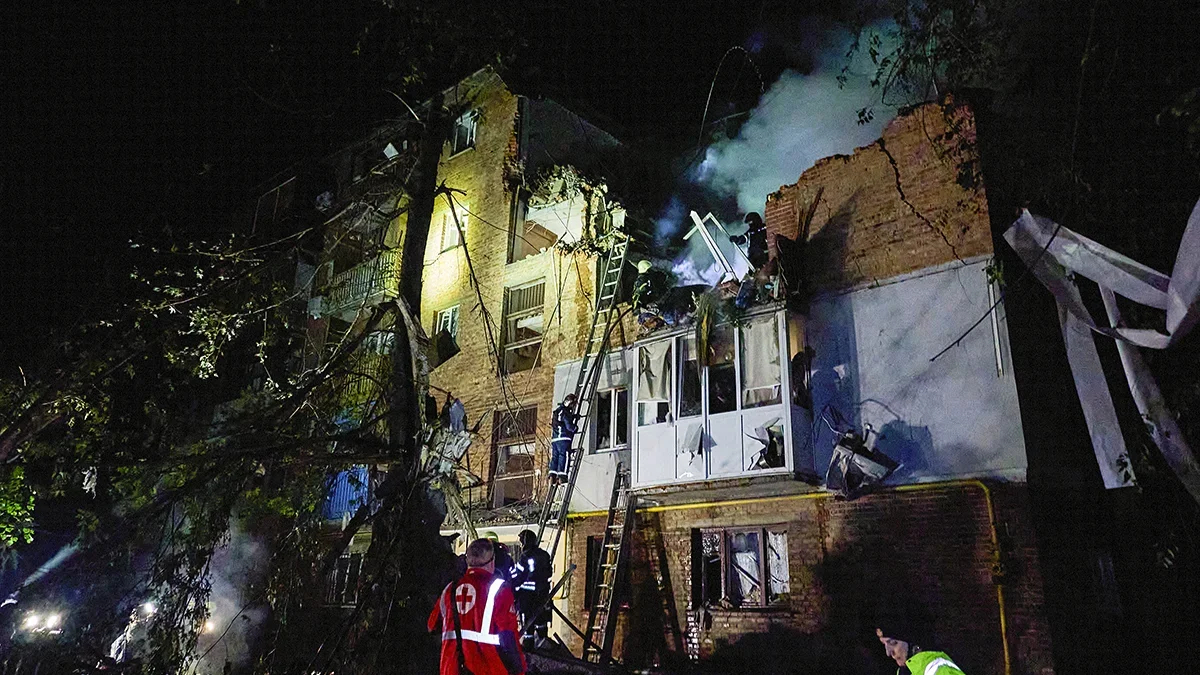 Ukrainian emergency services at a collapsed residential building in Kharkiv, Ukraine, 31 May 2024. Photo: Sergey Kozlov / EPA-EFE