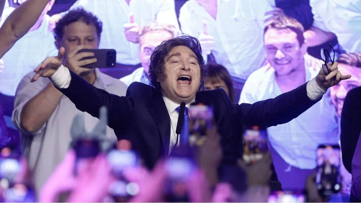 Президент Аргентины Хавьер Милей празднует победу после объявления результатов парламентских выборов, Буэнос-Айрес, Аргентина, 26 октября 2025 года. Фото: Juan Ignacio Roncoroni / EPA<br>