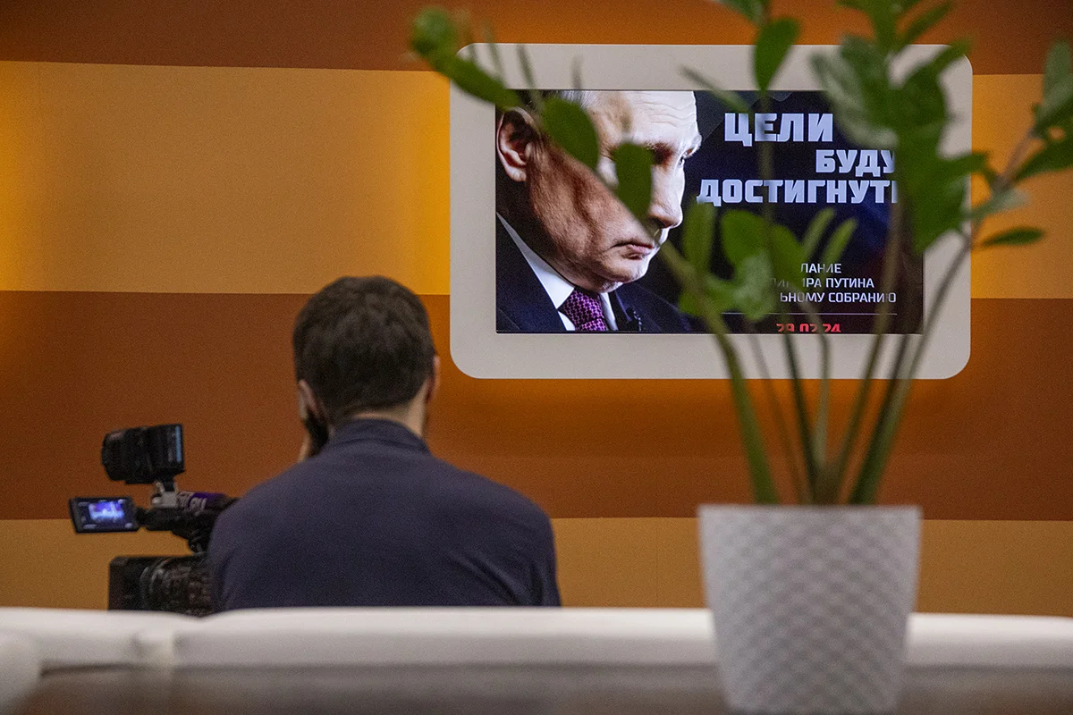 Экран с трансляцией ежегодного обращения Владимира Путина. Фото: Дмитрий Цыганов