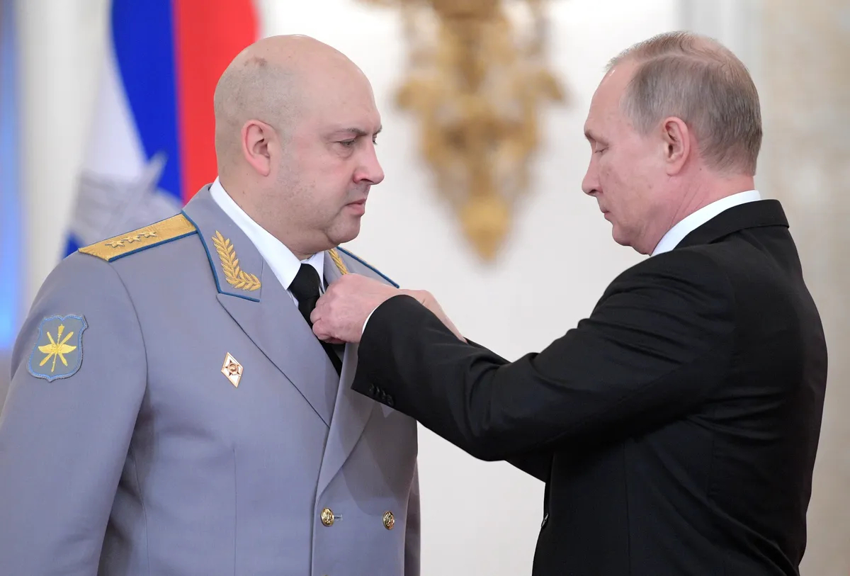 Владимир Путин награждает Сергея Суровикина. Фото: EPA-EFE/ALEXEI DRUZHININ