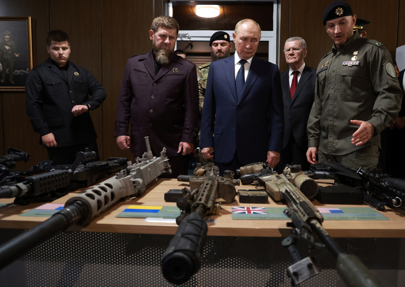 Владимир Путин в сопровождении Рамзана Кадырова и полномочного представителя президента в Северо-Кавказском федеральном округе Юрия Чайки во время посещения Российского университета спецназа в Гудермесе, 20 августа 2024 года. Фото: Вячеслав Прокофьев / Спутник / Kremlin / EPA