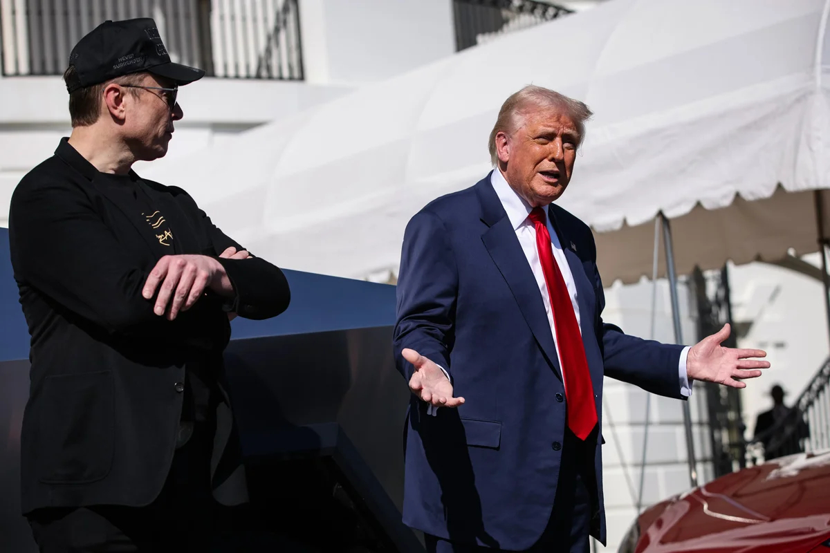 Дональд Трамп и Илон Маск у Белого дома, Вашингтон, 11 марта 2025 года. Фото: Samuel Corum / EPA