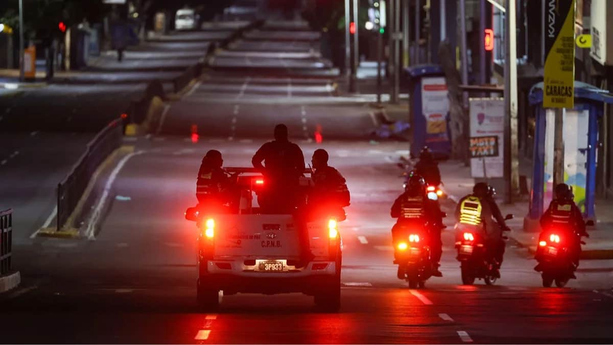 <span id="u72yl0m0d">Военнослужащие охраняют периметр президентского дворца Мирафлорес в Каракасе, Венесуэла, 3 января 2026 года. Фото: Miguel Gutierrez / EPA</span><br>