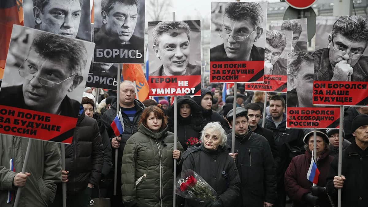 Участники митинга держат портреты убитого Бориса Немцова, Москва, 1 марта 2015 года. Фото: Сергей Ильницкий / EPA
