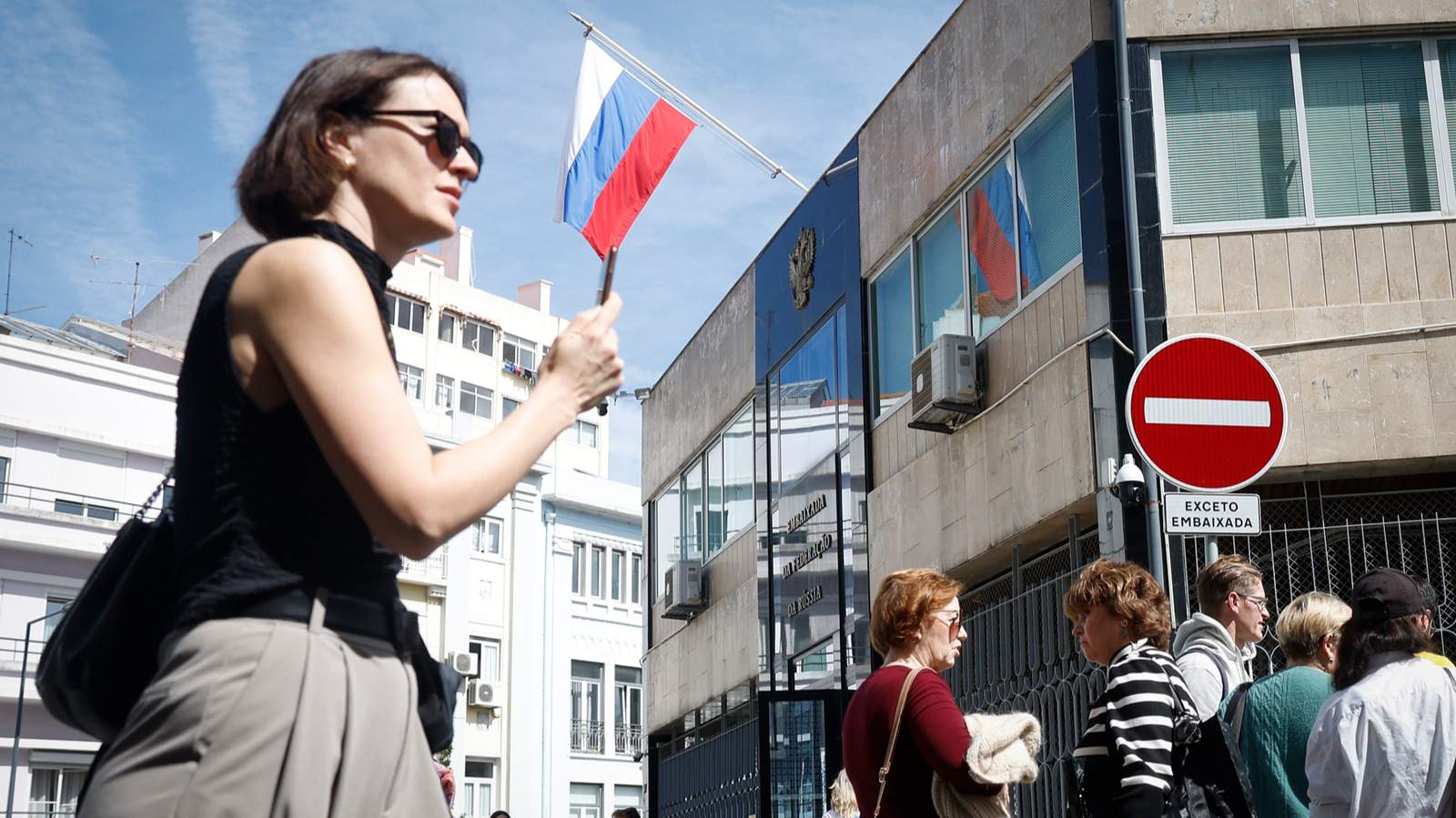 Россияне стоят в очереди у посольства РФ в последний день голосования на выборах президента России, Лиссабон, Португалия, 17 марта 2024 года. Фото: Antonio Pedro Santos / EPA<br>