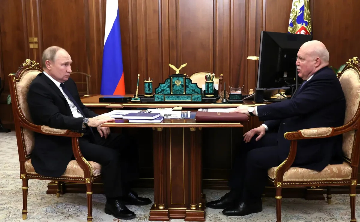 Владимир Путин и Дмитрий Мезенцев. Фото: <a href="http://kremlin.ru/events/president/news/70162/photos/69884">Президент России</a>