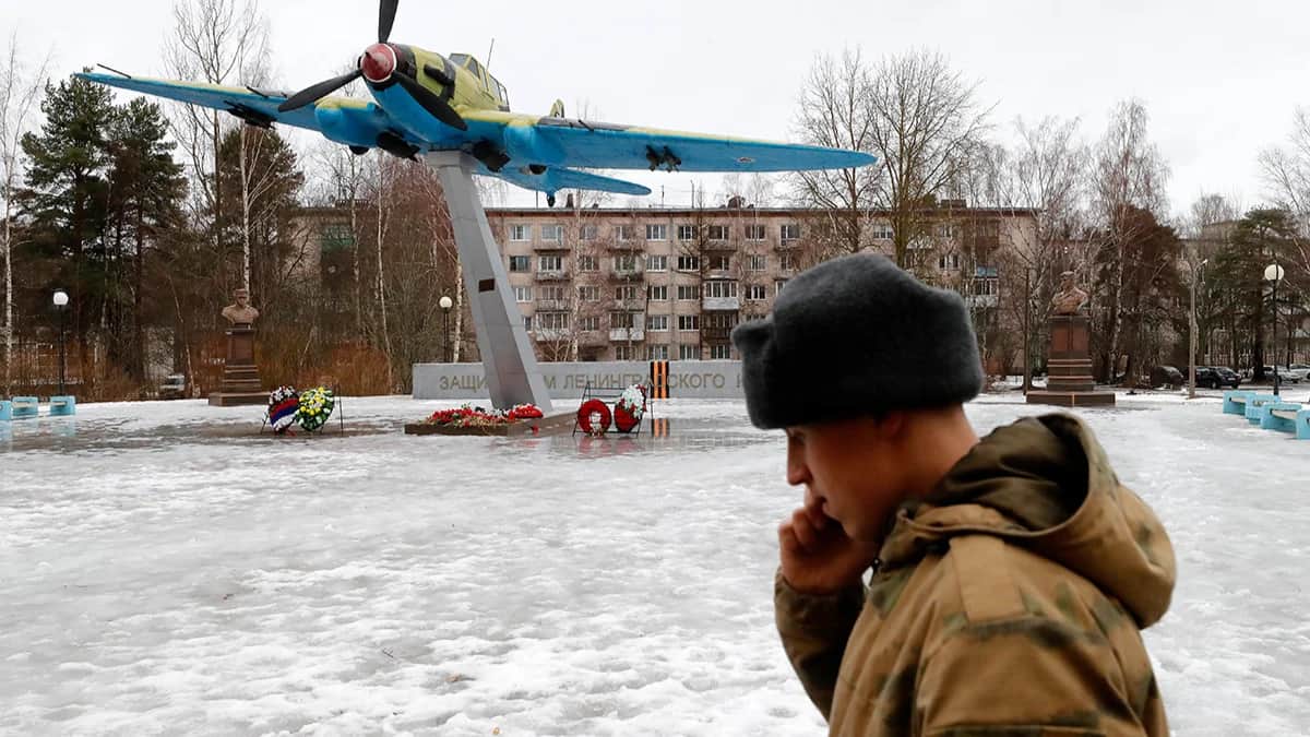 Российский солдат проходит мимо самолета-памятника Ил-2, посвященного защитникам ленинградского неба во время Второй мировой войны, в Лебяжьем, под Санкт-Петербургом, 15 марта 2023 года. Фото: Анатолий Мальцев / EPA