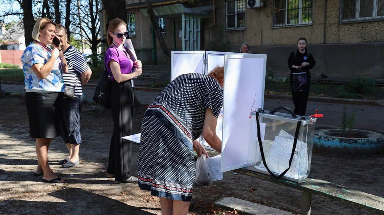 Residents of the occupied Ukrainian city of Donetsk cast ballots during early voting for Russia’s State Duma elections. Photo: Alexander Gayuk / Sputnik / IMAGO / Scanpix / LETA
