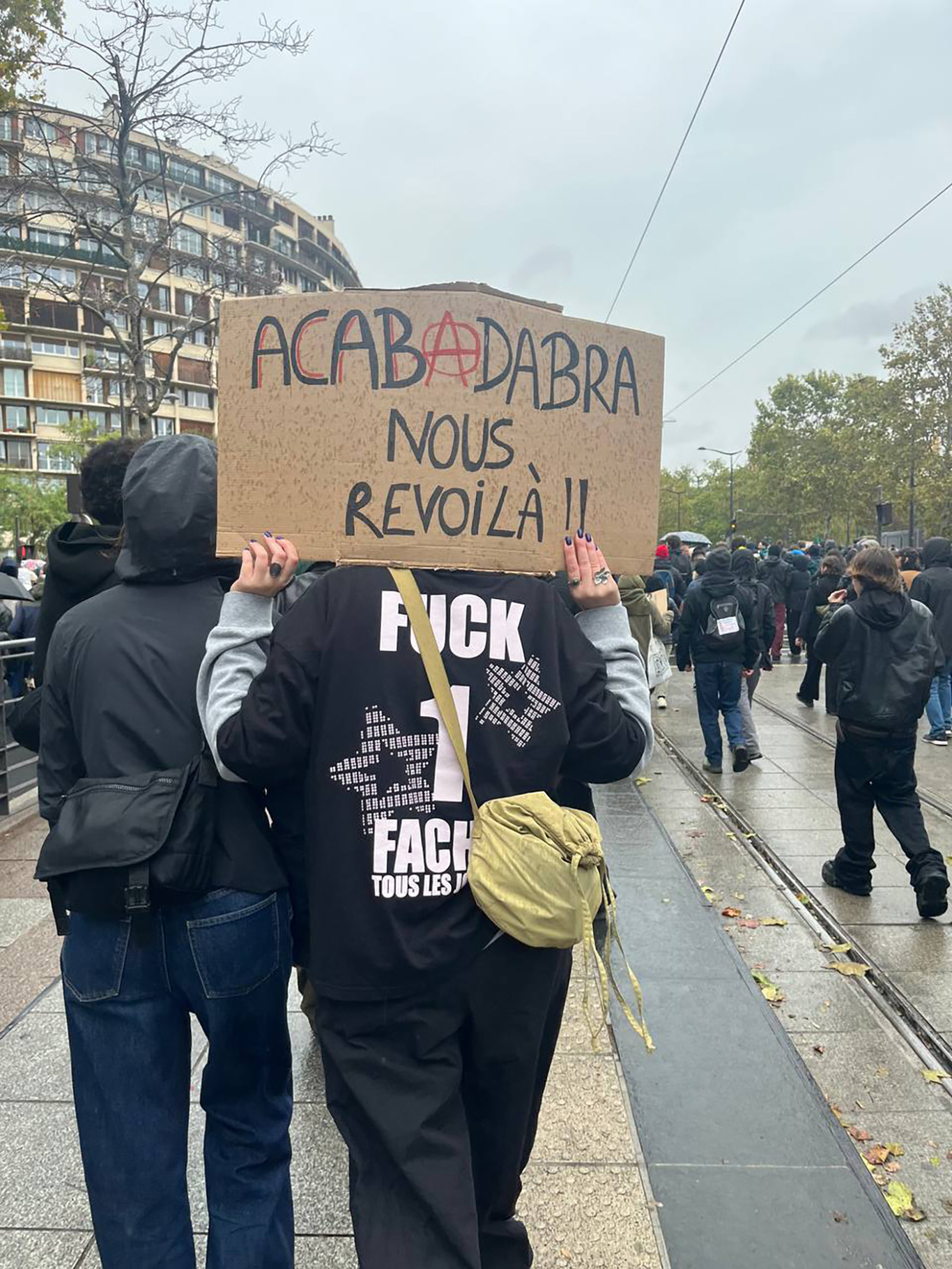 Протестующие во время демонстрации. Париж, Франция. Фото: Диана Карлинер