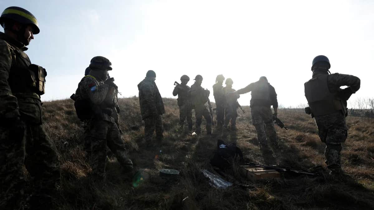 Бойцы международного батальона «Карпатская Сечь» на манёврах близ линии фронта у Кременной, Украина, 3 января 2023 года. Фото: Clodagh Kilcoyne / Reuters / Scanpix / LETA